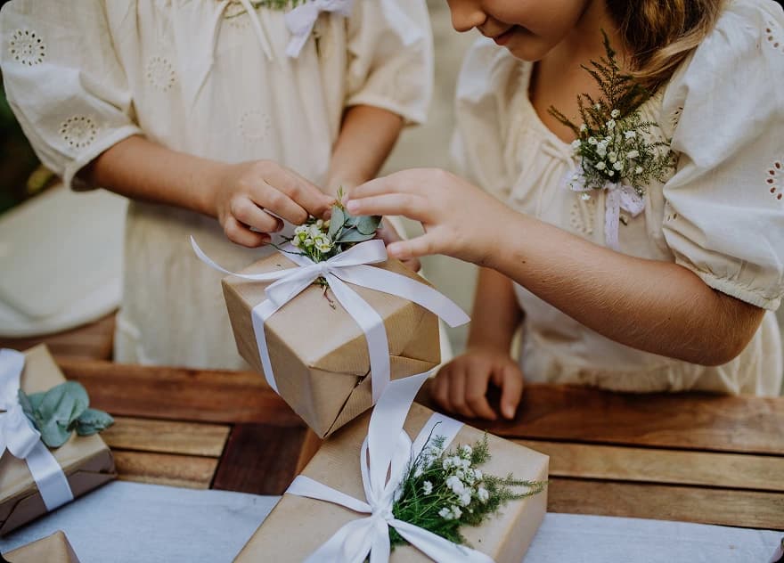 Bambini ad un matrimonio con pacco regalo in mano